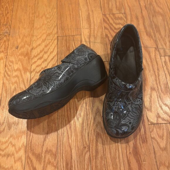 Nurse Mates Bryar Dark Gray & Black Paisley Patent Clogs Shoes Womens Sz 9M - Picture 2 of 10
